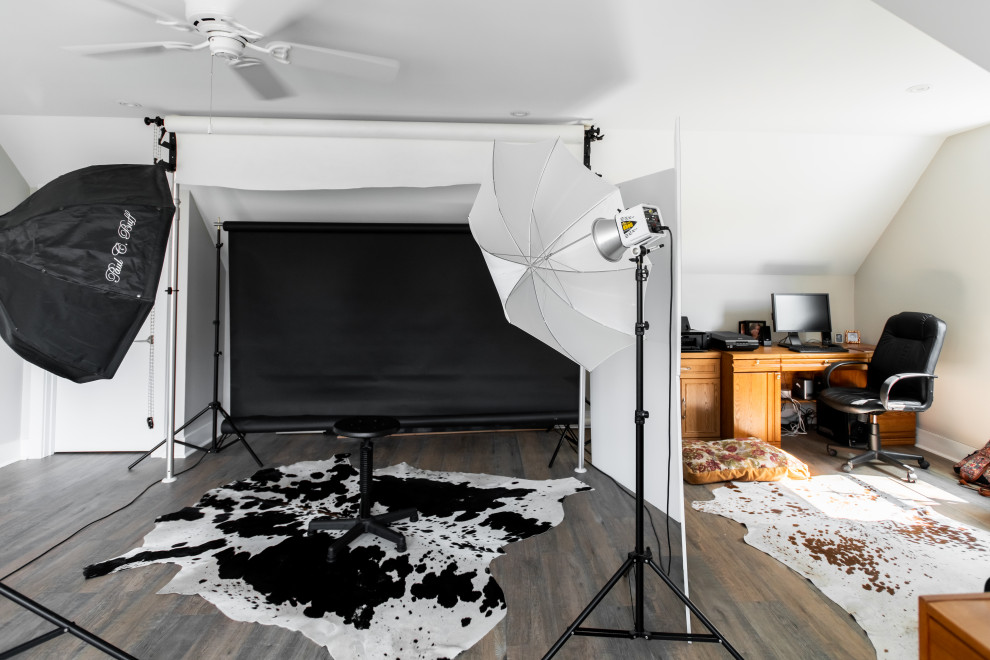 На фото: домашняя мастерская в стиле неоклассика (современная классика) с серыми стенами, полом из винила, отдельно стоящим рабочим столом и серым полом