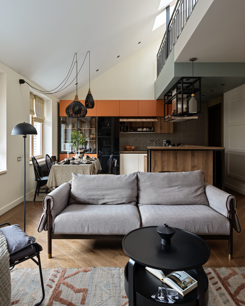 Идея дизайна: большая двухуровневая, объединенная гостиная комната в современном стиле с бежевыми стенами, коричневым полом и обоями на стенах
