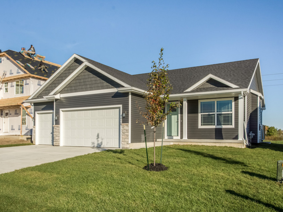 Mid-sized transitional gray one-story concrete fiberboard gable roof photo with a shingle roof