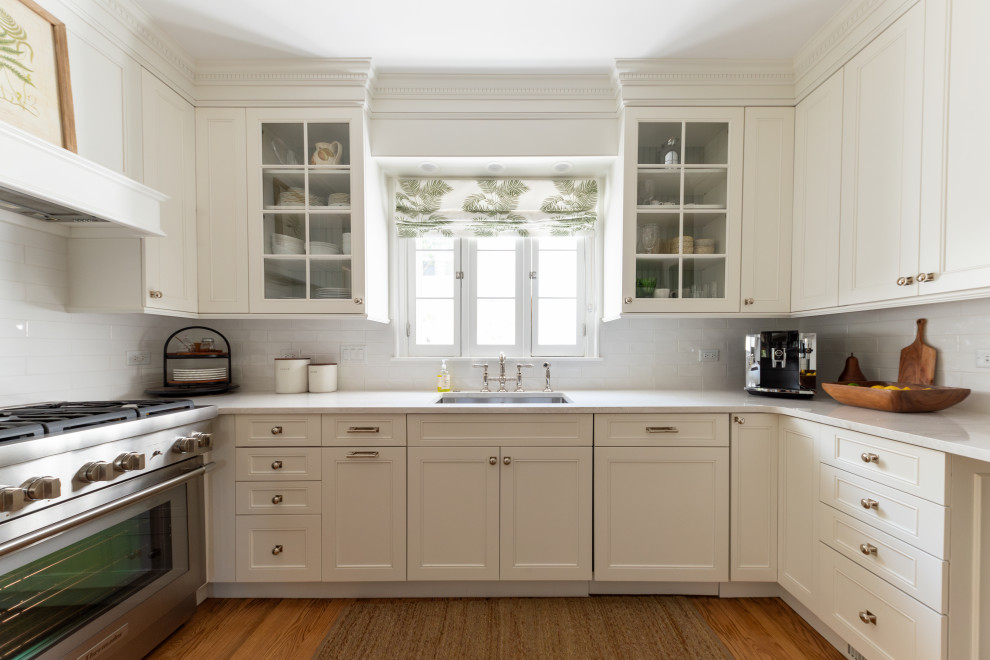 Example of a transitional kitchen design in Chicago