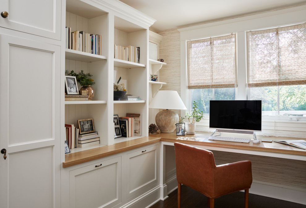 Inspiration pour un bureau traditionnel avec un mur beige, parquet foncé, un bureau intégré, un sol marron et du papier peint.