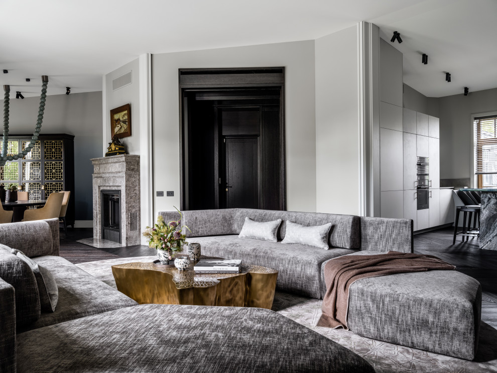 Свежая идея для дизайна: открытая гостиная комната в стиле неоклассика (современная классика) с серыми стенами и темным паркетным полом - отличное фото интерьера