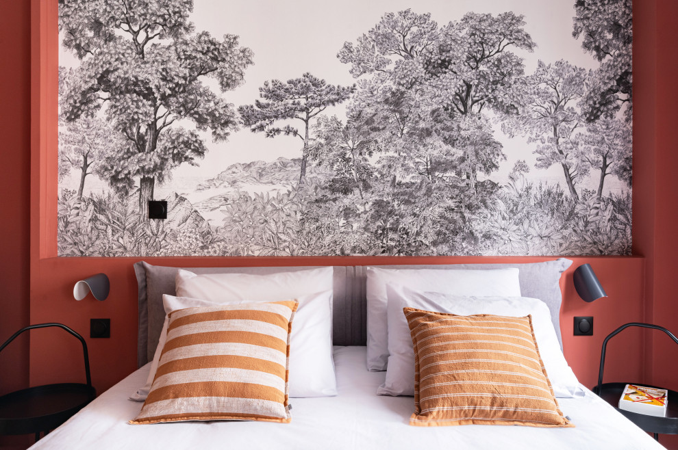 Foto de habitación de invitados contemporánea de tamaño medio sin chimenea con paredes rosas y moqueta