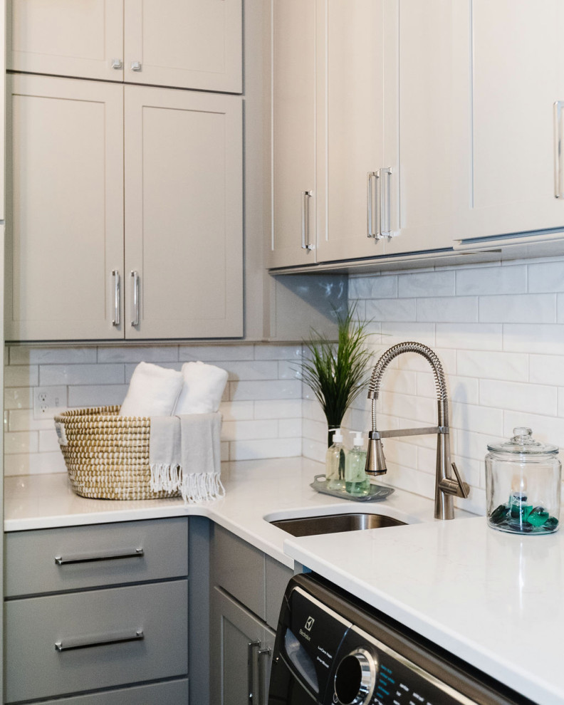 ボストンにあるトラディショナルスタイルのおしゃれな洗濯室 (白いキッチンパネル、サブウェイタイルのキッチンパネル、白いキッチンカウンター、壁紙) の写真