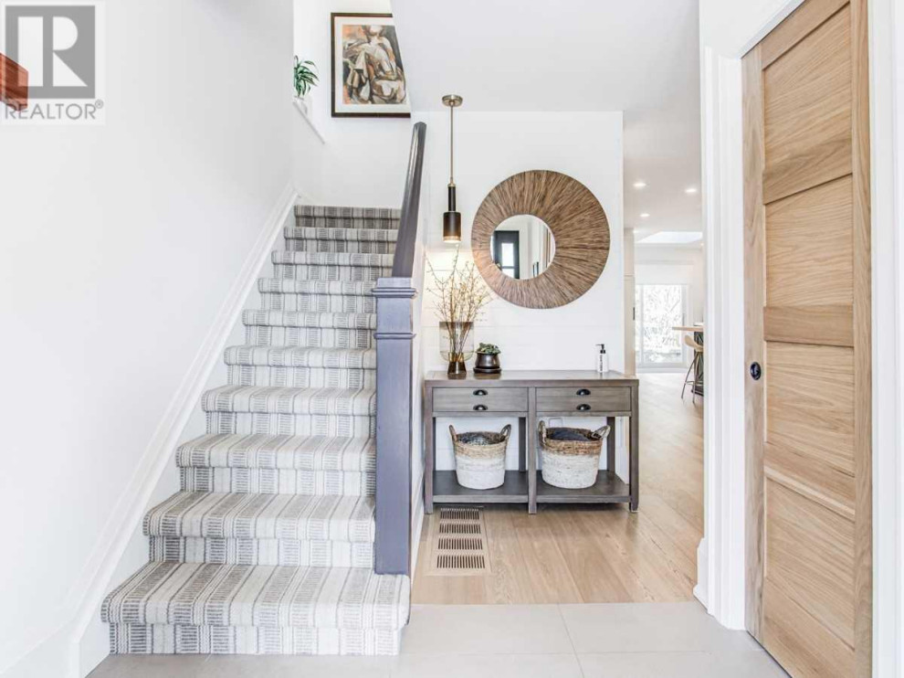 Entryway - transitional entryway idea in Toronto