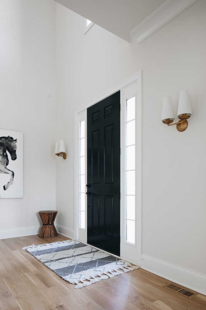 Example of a transitional entryway design in Chicago