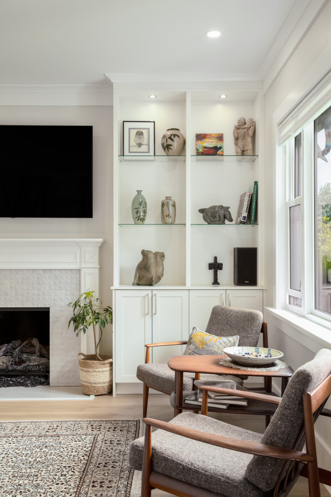 Idées déco pour un salon moderne de taille moyenne et ouvert avec un mur blanc, parquet clair, une cheminée standard, un manteau de cheminée en béton, un téléviseur fixé au mur et un sol marron.