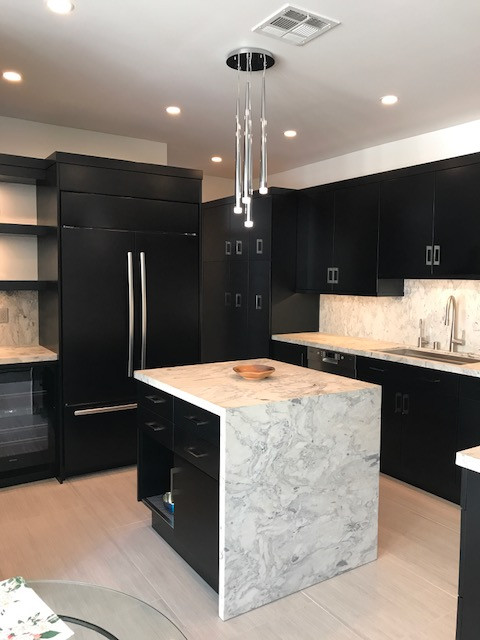 Kitchen - modern kitchen idea in Seattle