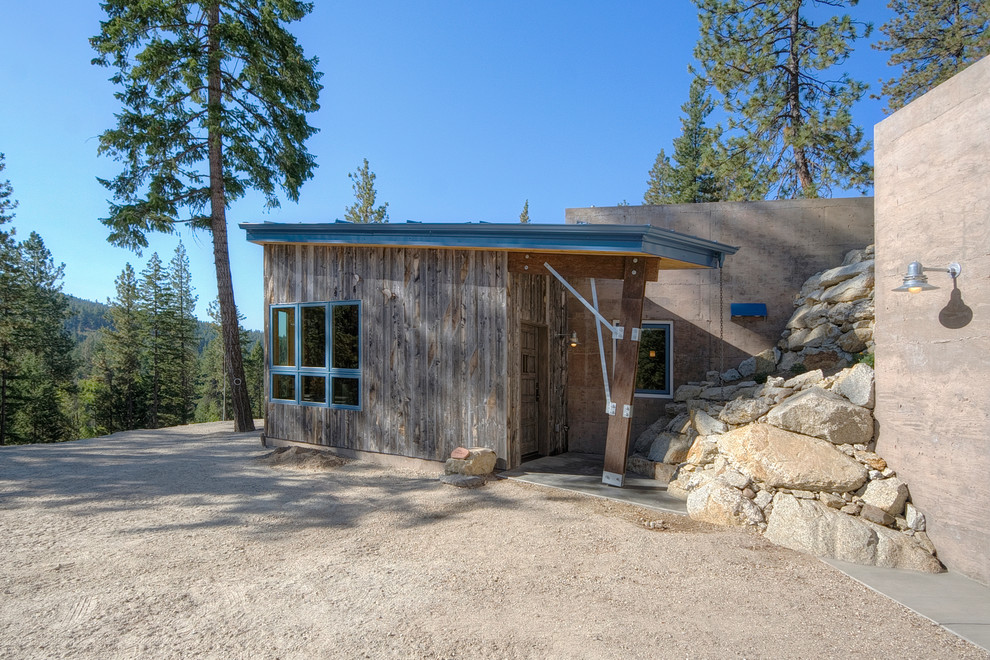 Example of a mountain style entryway design in Seattle