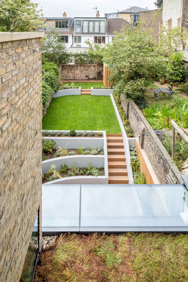 Inspiration for a mid-sized contemporary garden in London.