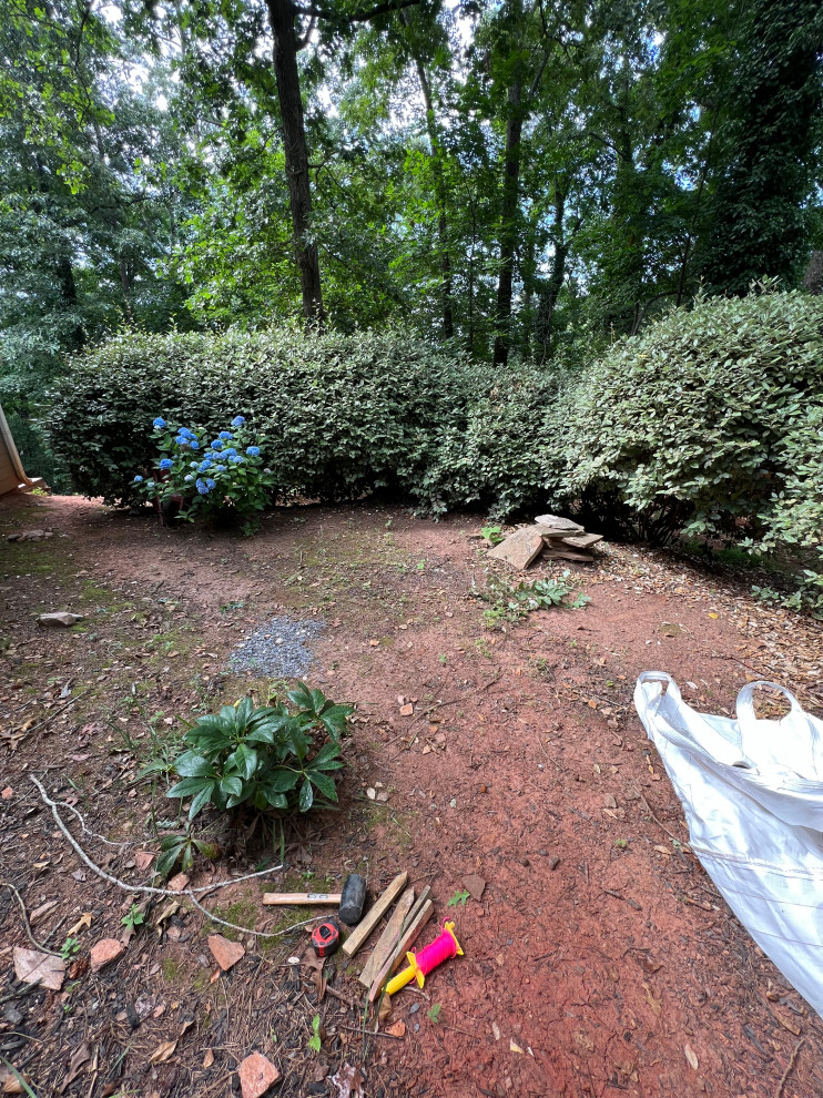 Geometrischer, Kleiner Garten im Sommer mit direkter Sonneneinstrahlung, Natursteinplatten und Steinzaun in Atlanta