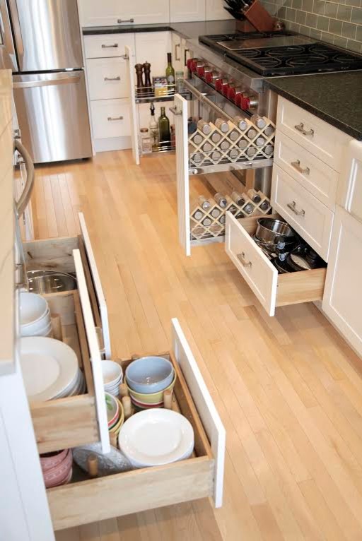 Inspiration for a mid-sized traditional u-shaped open plan kitchen in Chicago with a farmhouse sink, shaker cabinets, white cabinets, quartzite benchtops, green splashback, porcelain splashback, stainless steel appliances, light hardwood floors and with island.