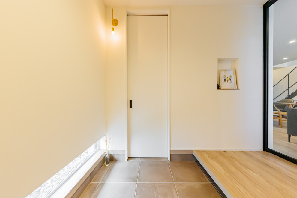 Inspiration pour une entrée minimaliste de taille moyenne avec un couloir, un mur blanc, une porte simple, une porte noire, un sol beige, un plafond en papier peint et du papier peint.