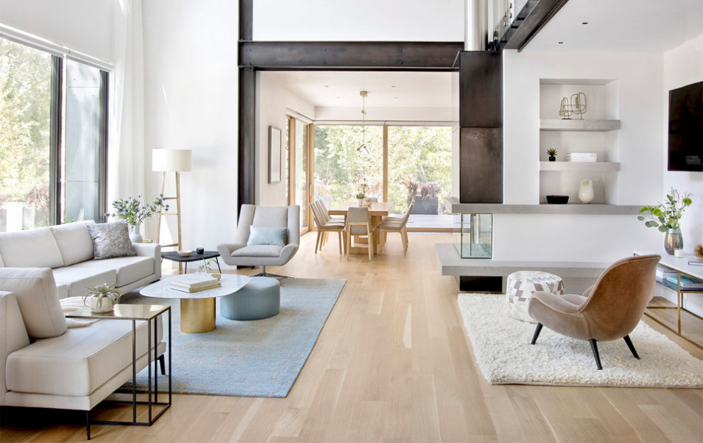 Mittelgroßes, Repräsentatives, Fernseherloses, Offenes Modernes Wohnzimmer ohne Kamin mit weißer Wandfarbe und braunem Holzboden in Denver