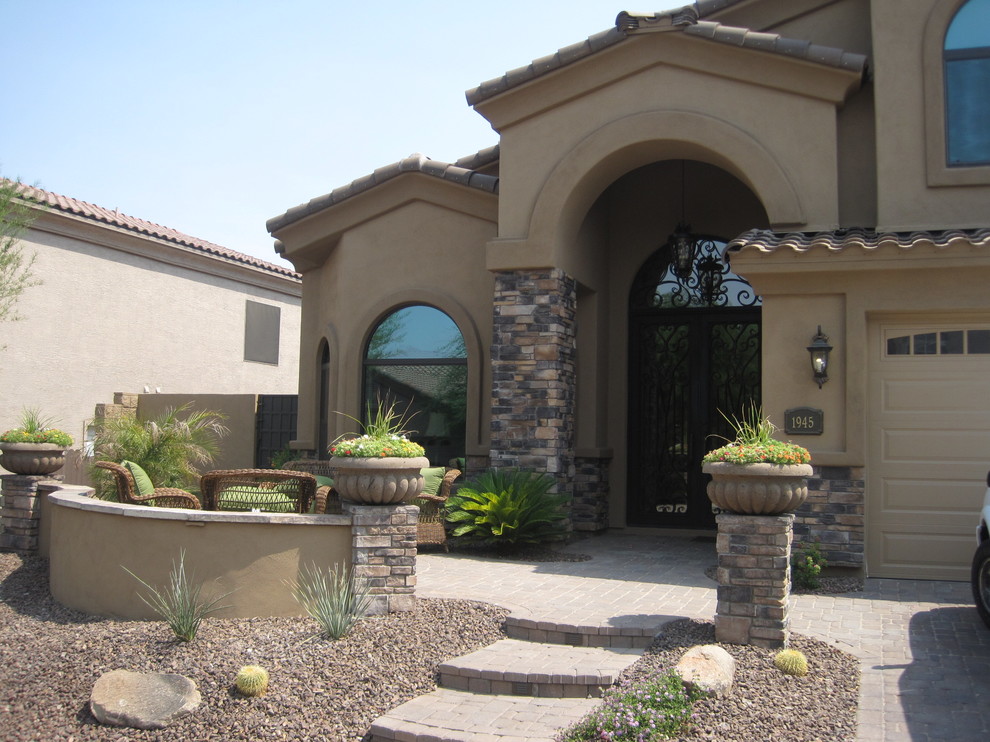 Inspiration for a traditional exterior in Phoenix.