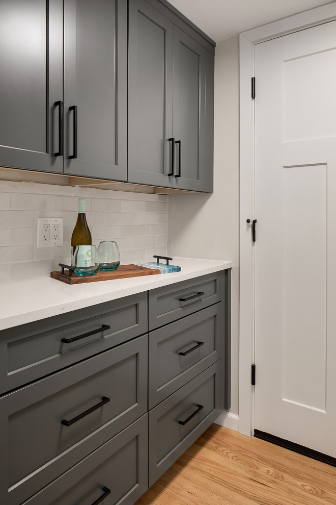 Example of a transitional home design design in Seattle