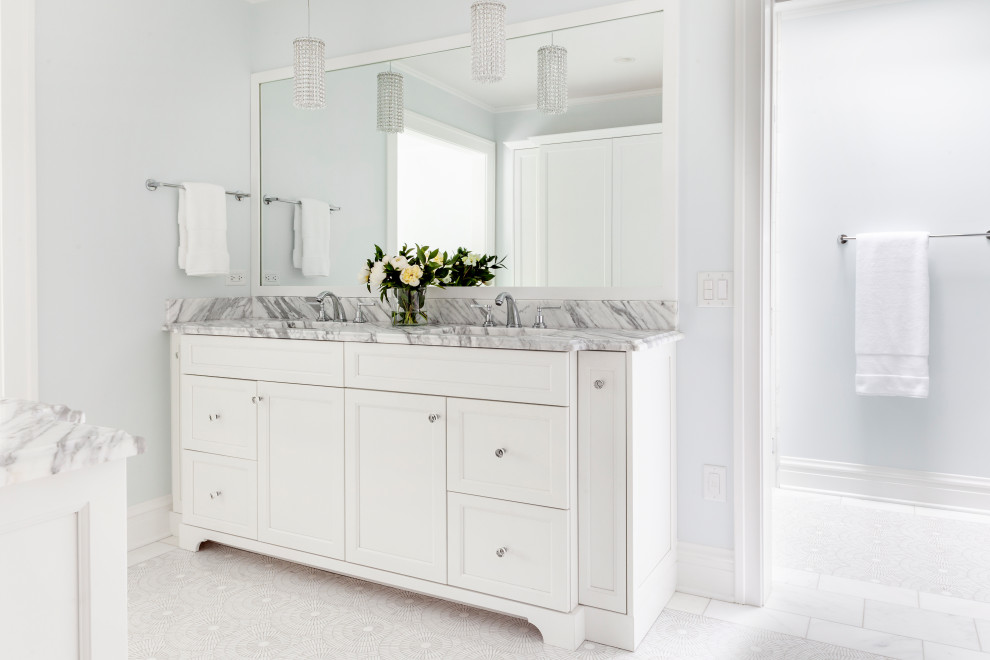 Стильный дизайн: главная ванная комната среднего размера в стиле неоклассика (современная классика) с фасадами в стиле шейкер, белыми фасадами, полновстраиваемой ванной, душем, серой плиткой, серыми стенами, полом из мозаичной плитки, врезной раковиной, мраморной столешницей, белым полом, душем с распашными дверями, разноцветной столешницей, тумбой под две раковины, встроенной тумбой и любым потолком - последний тренд