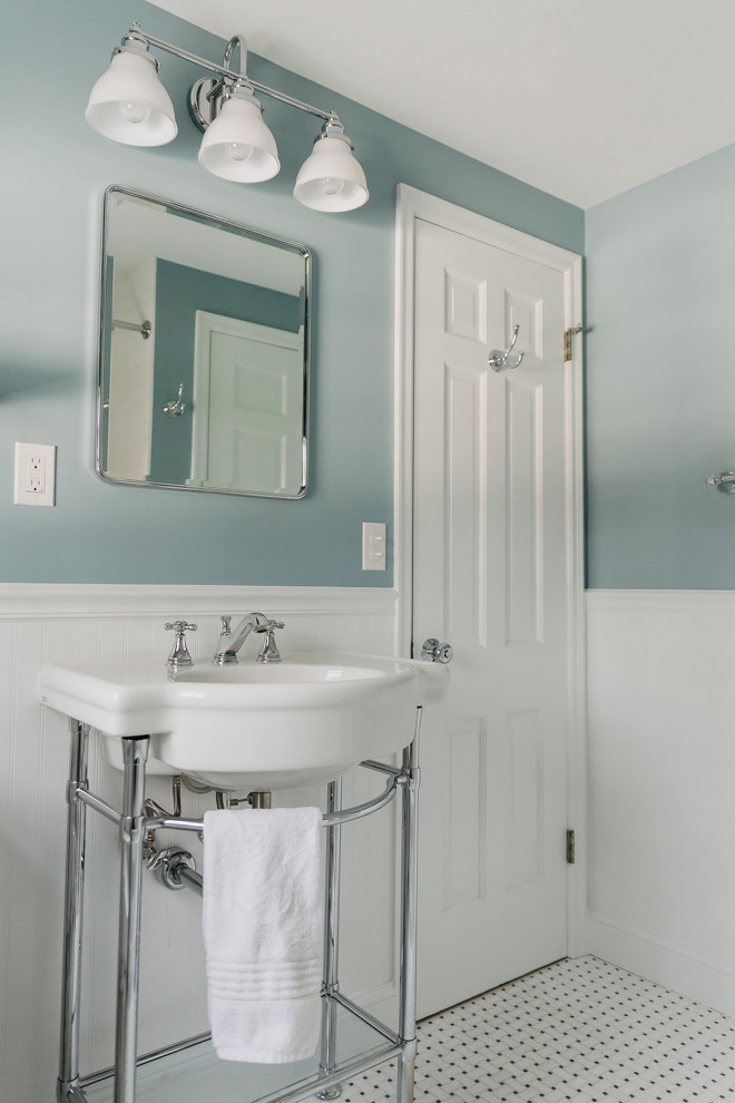他の地域にある小さなトラディショナルスタイルのおしゃれな浴室 (アルコーブ型浴槽、アルコーブ型シャワー、ビデ、白いタイル、サブウェイタイル、青い壁、磁器タイルの床、コンソール型シンク、白い床、シャワーカーテン、白い洗面カウンター、洗面台1つ、独立型洗面台、羽目板の壁) の写真