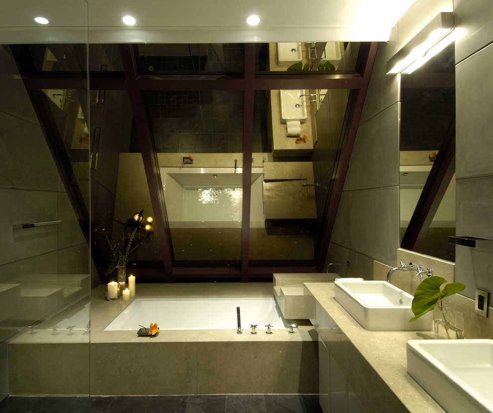 Design ideas for a traditional bathroom in Hawaii.