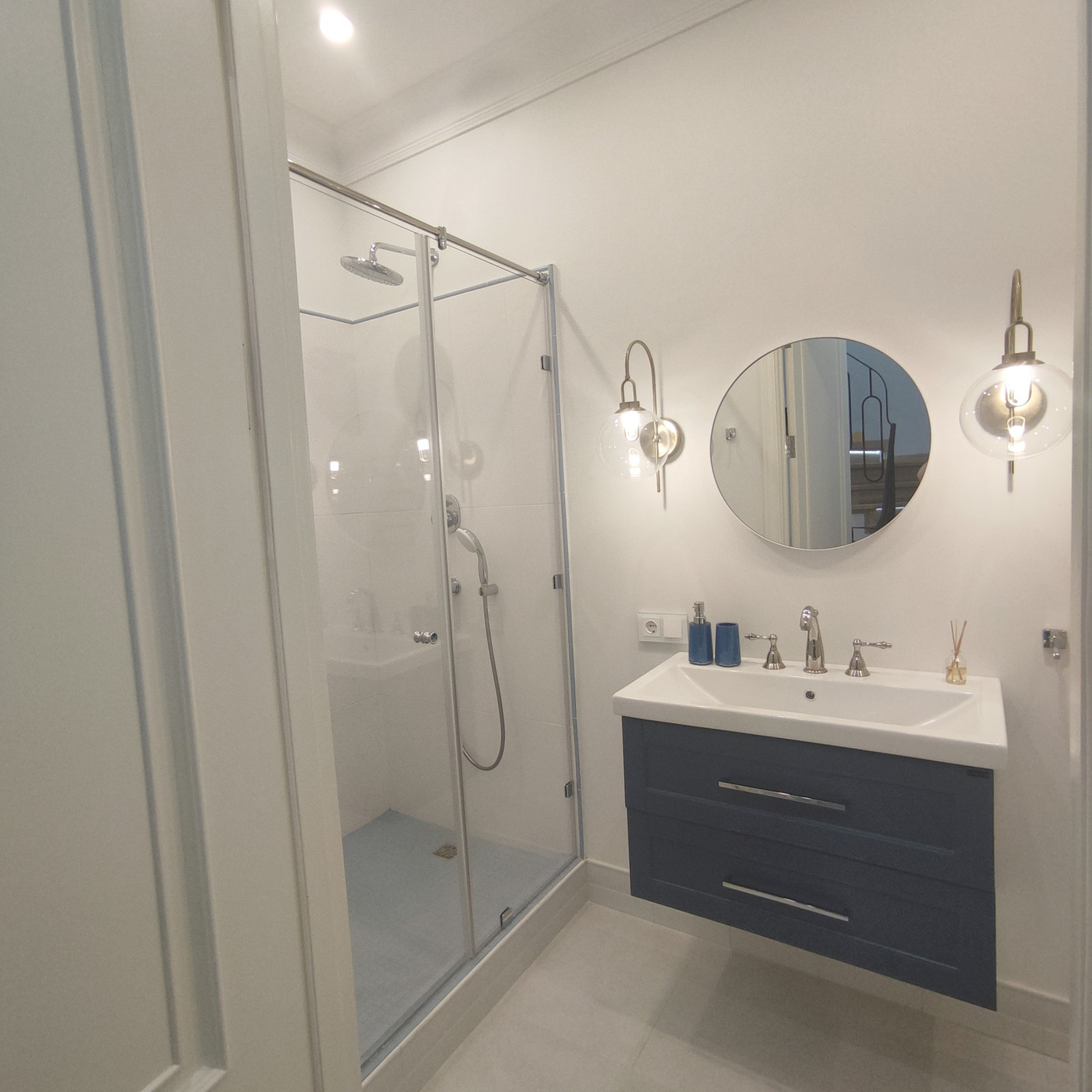 Двухуровневая светлая квартира в неоклассическом стиле