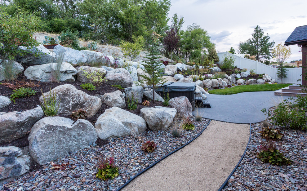 Photo of a small transitional backyard retaining wall landscape.