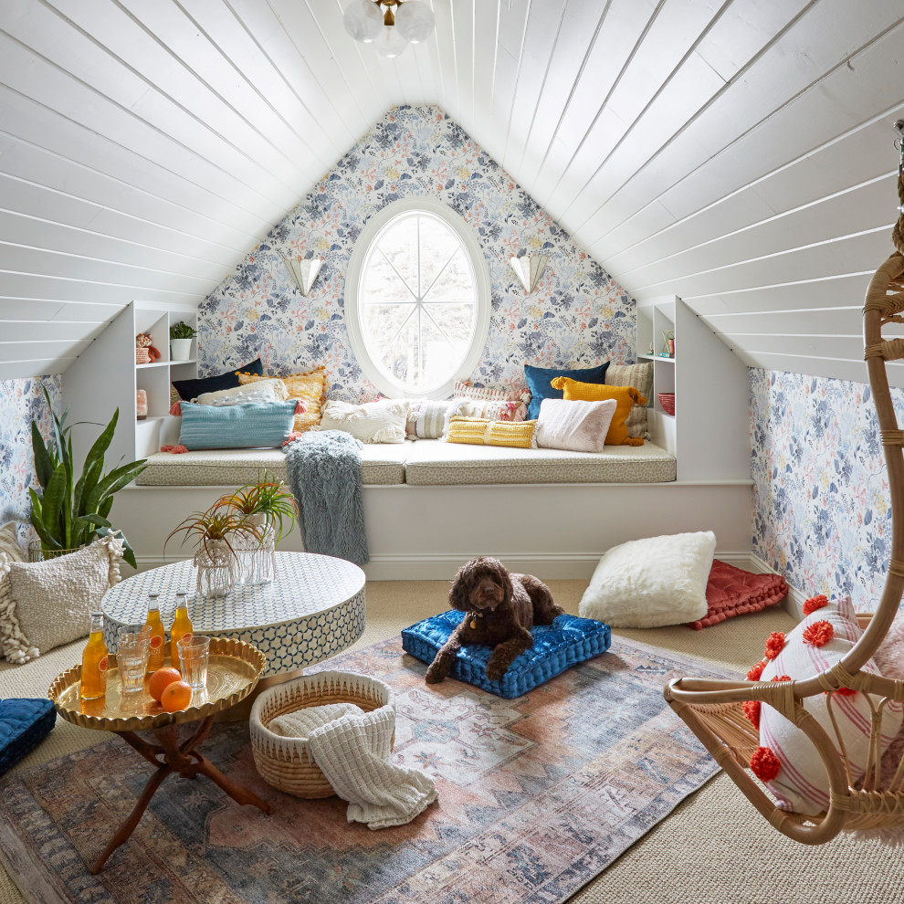 Esempio di una cameretta per bambini tradizionale con pareti multicolore, moquette, pavimento beige, soffitto in perlinato, soffitto a volta e carta da parati