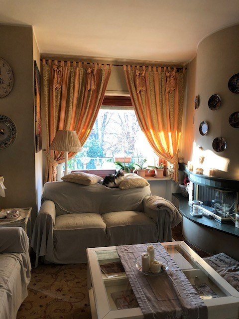 Il salone con le vecchie tende