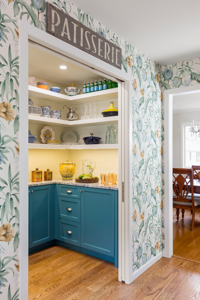 Exempel på ett mellanstort klassiskt grå linjärt grått kök och matrum, med en undermonterad diskho, luckor med infälld panel, vita skåp, granitbänkskiva, vitt stänkskydd, stänkskydd i keramik, integrerade vitvaror, mellanmörkt trägolv, en köksö och brunt golv