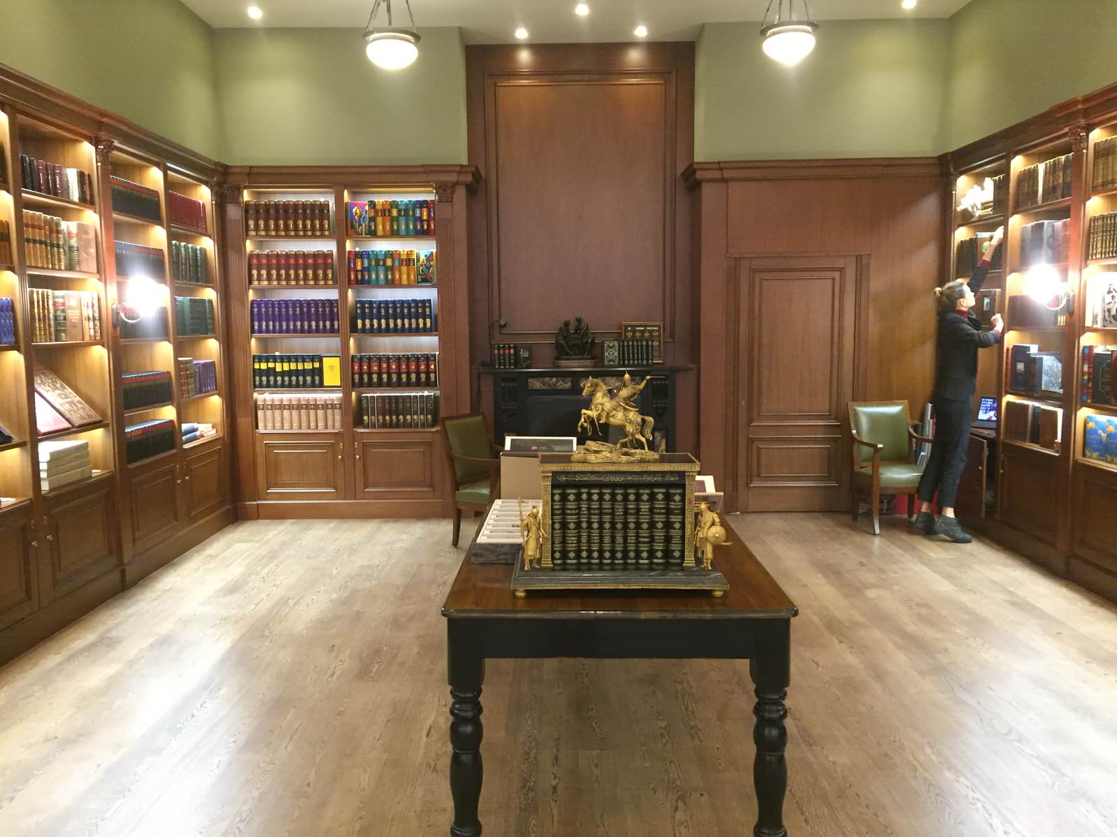 ExLibris книжный бутик-библиотека в ТЦ Времена Года