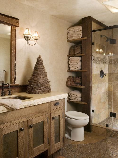 Bild på ett mellanstort rustikt badrum med dusch, med luckor med infälld panel, skåp i mellenmörkt trä, en hörndusch, klinkergolv i småsten och granitbänkskiva