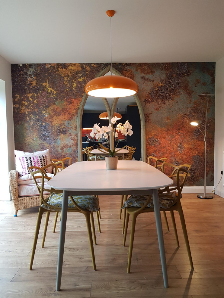 Cette image montre une salle à manger ouverte sur la cuisine urbaine de taille moyenne avec un mur marron et du papier peint.