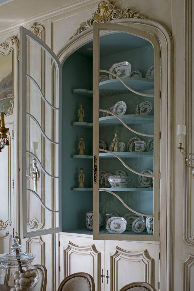 Dining room - traditional dining room idea in DC Metro