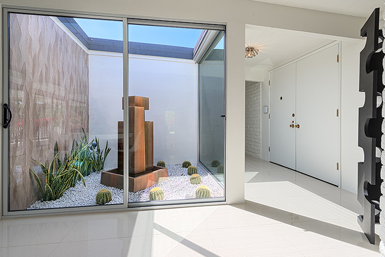Inspiration for a modern entryway in Los Angeles.