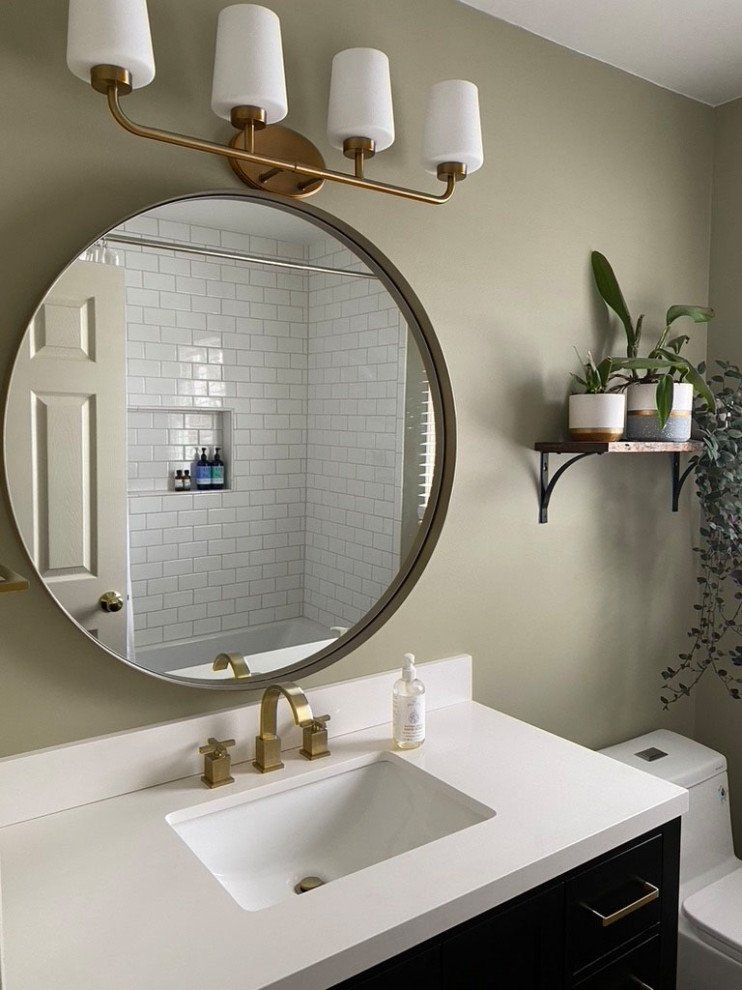 Cette image montre une petite douche en alcôve traditionnelle avec un placard à porte shaker, des portes de placard marrons, une baignoire en alcôve, WC à poser, un carrelage blanc, des carreaux de porcelaine, un mur vert, un sol en vinyl, un lavabo encastré, un plan de toilette en quartz modifié, un sol marron, une cabine de douche avec un rideau, un plan de toilette blanc, une niche, meuble simple vasque et meuble-lavabo sur pied.