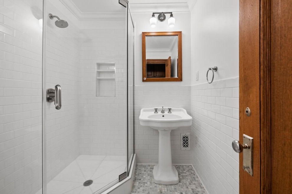 Idéer för att renovera ett mellanstort vit vitt badrum med dusch, med en hörndusch, en toalettstol med separat cisternkåpa, vit kakel, keramikplattor, vita väggar, klinkergolv i keramik, ett piedestal handfat, grått golv och dusch med gångjärnsdörr