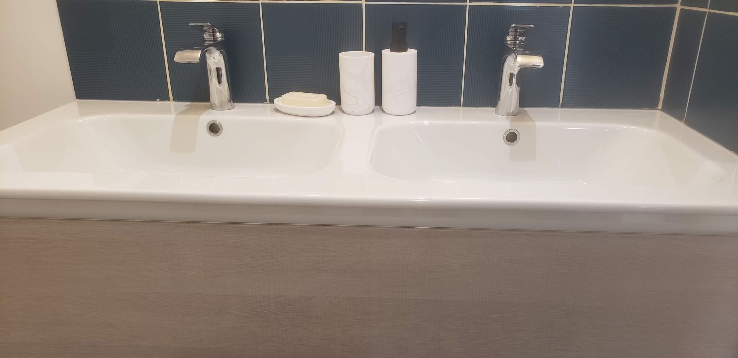 Zoom nouveau meuble vasque et mitigeurs Cedeo
