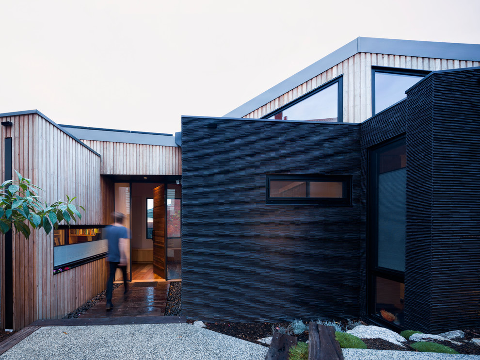 Mid-sized contemporary one-storey grey exterior in Melbourne with metal siding.