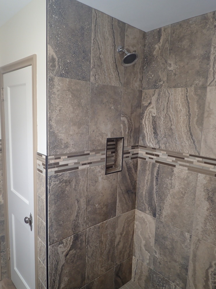 Example of a mid-sized transitional bathroom design
