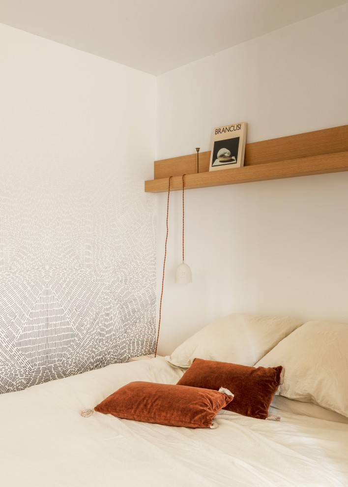 Свежая идея для дизайна: маленькая хозяйская спальня в скандинавском стиле с белыми стенами, светлым паркетным полом и обоями на стенах для на участке и в саду - отличное фото интерьера