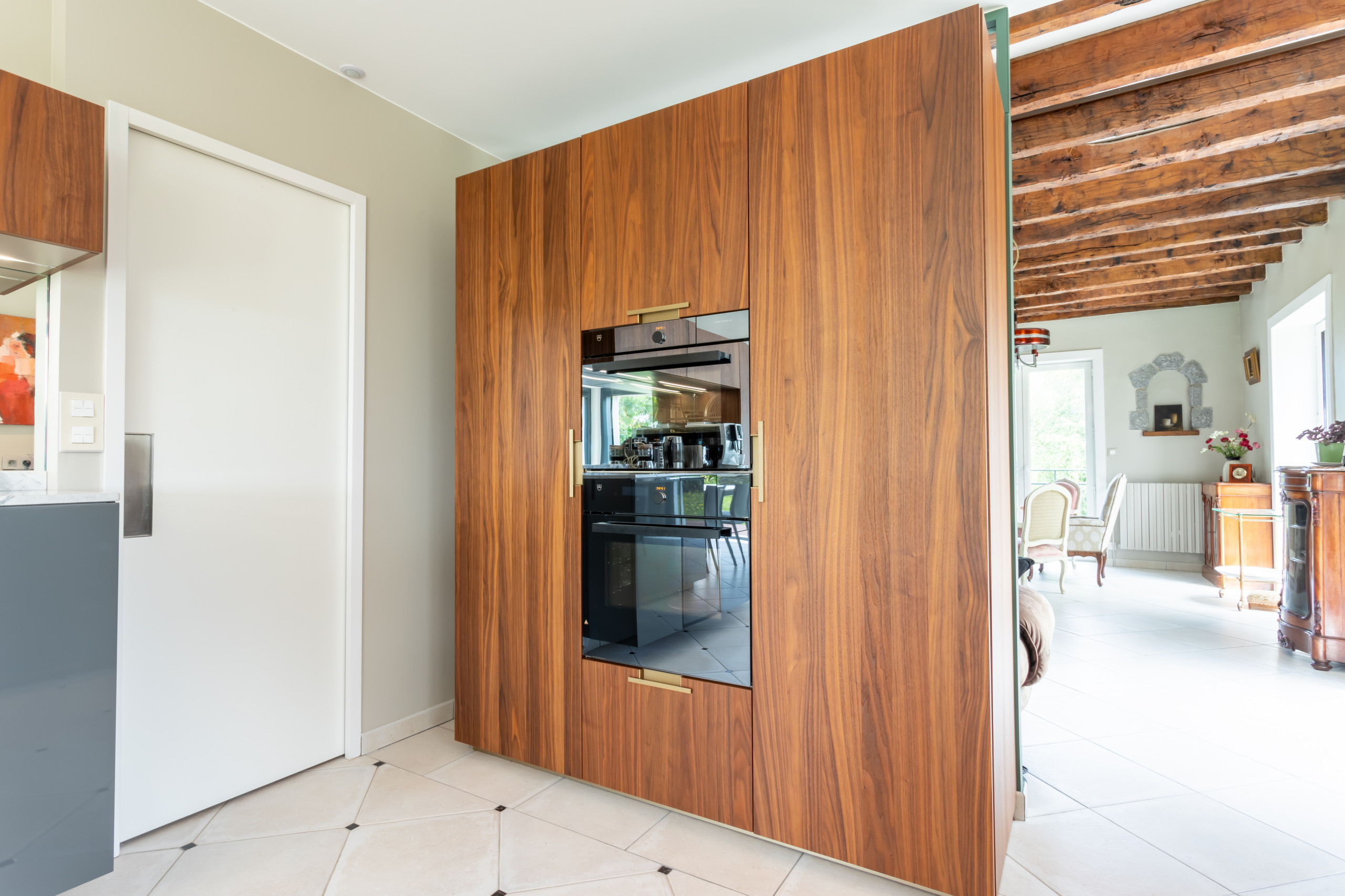 Rénovation d'une cuisine ouverte et chambre multifonction avec bureau intégré