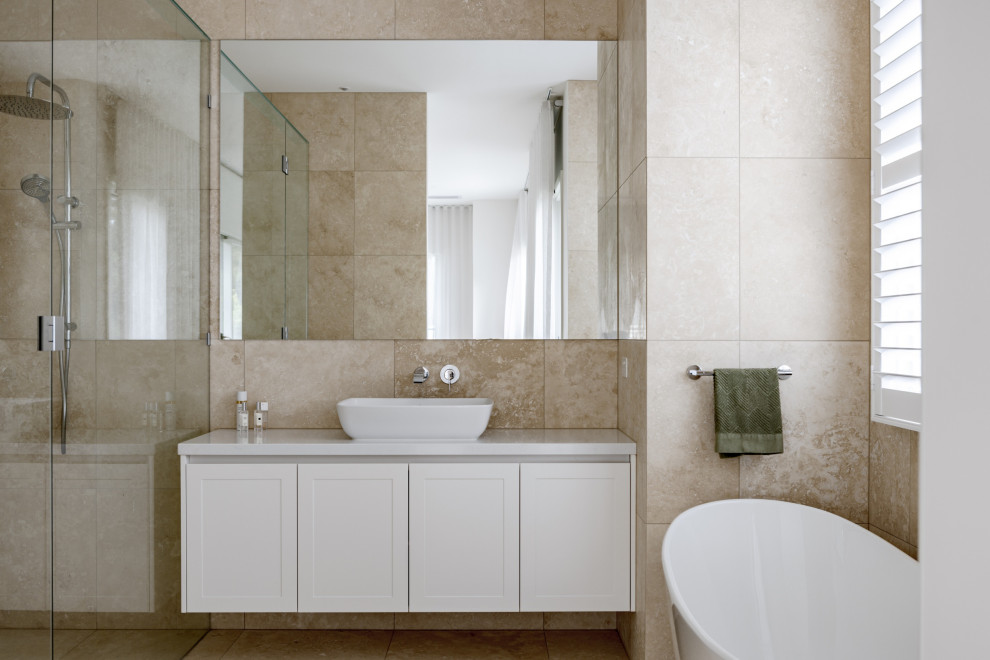Inspiration for a contemporary bathroom in Melbourne.