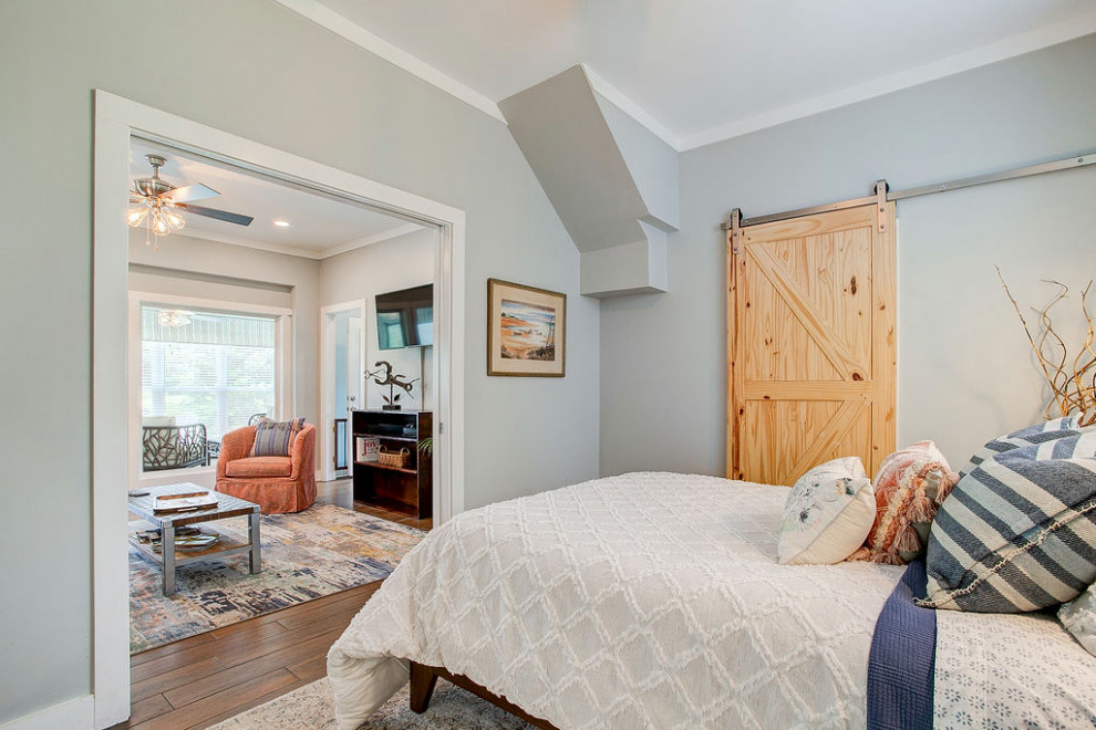 Kleines Landhaus Schlafzimmer im Loft-Style mit blauer Wandfarbe, Porzellan-Bodenfliesen und braunem Boden in Sonstige