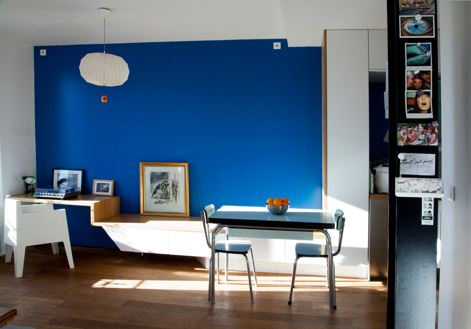 Photo of a contemporary family room in Paris.