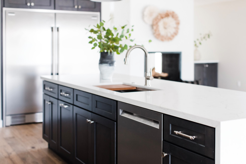Inspiration for a transitional kitchen remodel in Phoenix