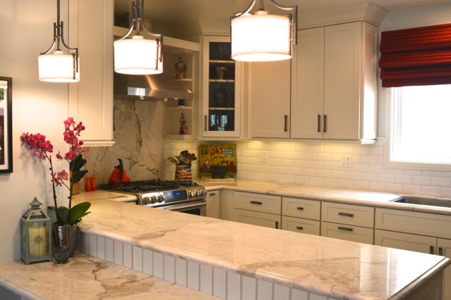 Example of a transitional home design design in Los Angeles
