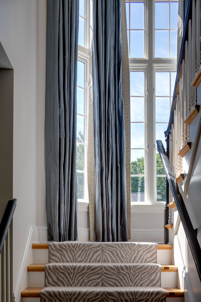 Example of a transitional entryway design in Boston