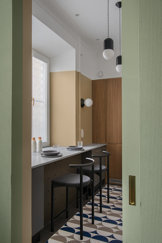 Бутылка кефира пол батона