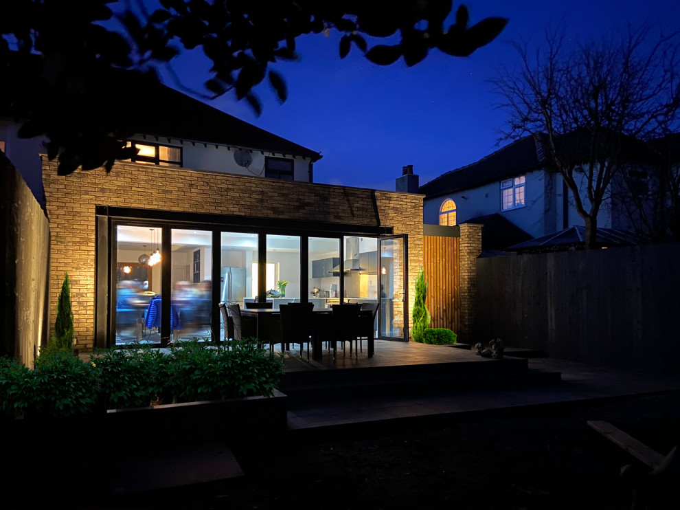 Идея дизайна: маленький, одноэтажный, кирпичный, бежевый дуплекс в современном стиле с плоской крышей, зеленой крышей и серой крышей для на участке и в саду