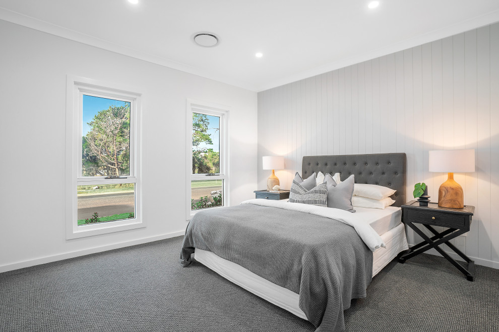 Imagen de dormitorio principal sin chimenea con paredes grises, moqueta, suelo gris y panelado