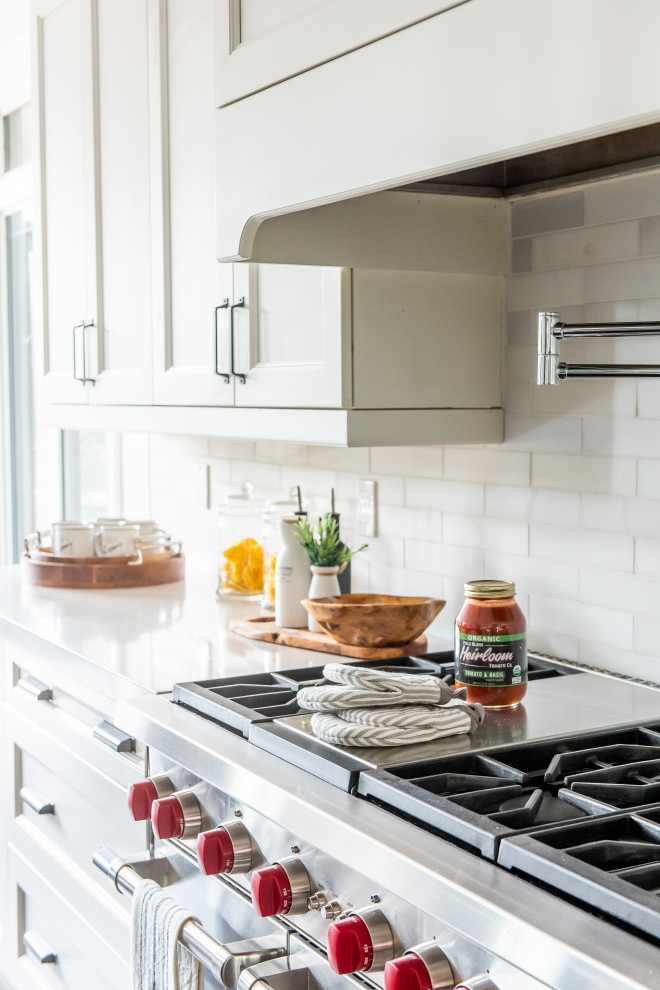 Transitional home design photo in Toronto